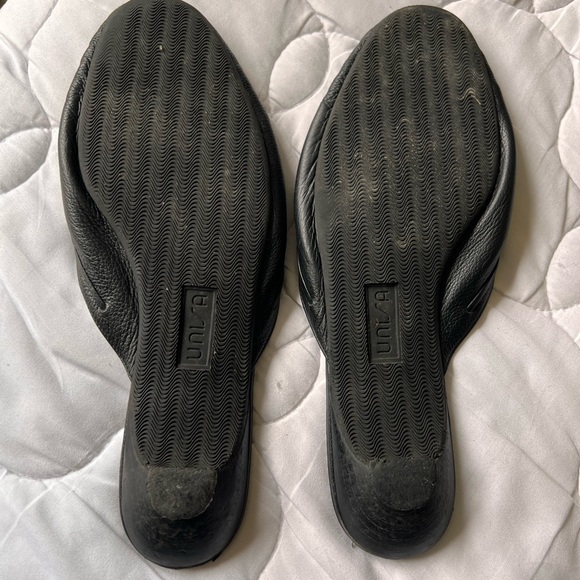 Unisa Black Leather Slide Mules Low Kitten Heels - Picture 2 of 3